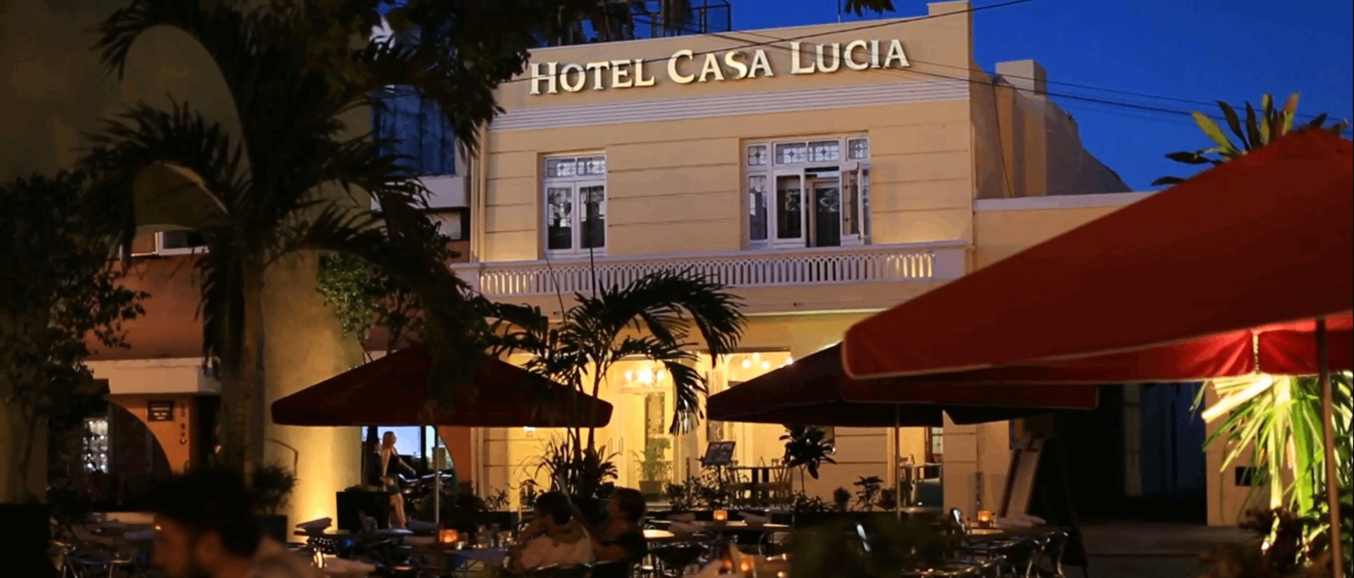 En el hotel y el piensa que esta con sus amigas 6
